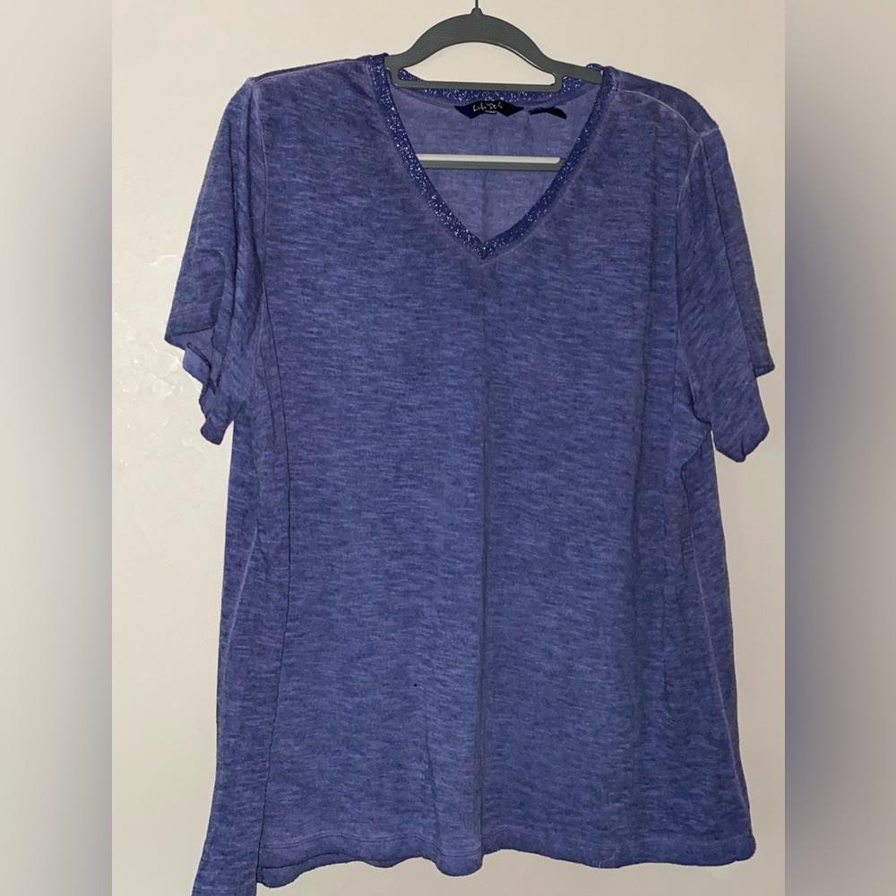Life Style Woman Plus Size V-neck Short Sleeve T-shirt.